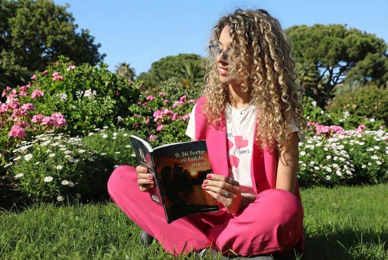 Zineb Bouazzaoui avec le livre