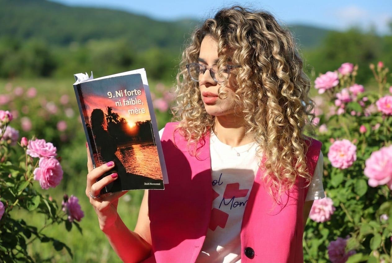 Zineb Bouazzaoui avec le livre